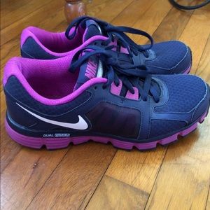 Nike Women’s dual fusion shoes